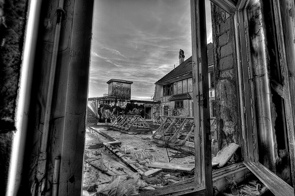 Alte Teigi G&uuml;mligen Bern hdr schwarz-weiss hdri urban exploration urbanexploration.ch urbanexp lost place lost places 2010