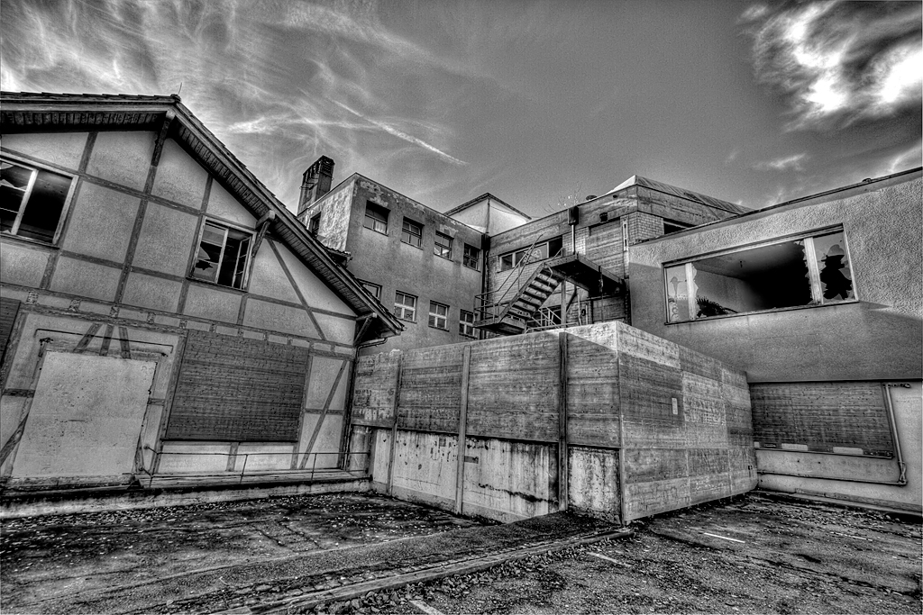 Alte Teigi G&uuml;mligen Bern hdr schwarz-weiss hdri urban exploration urbanexploration.ch urbanexp lost place lost places 2010